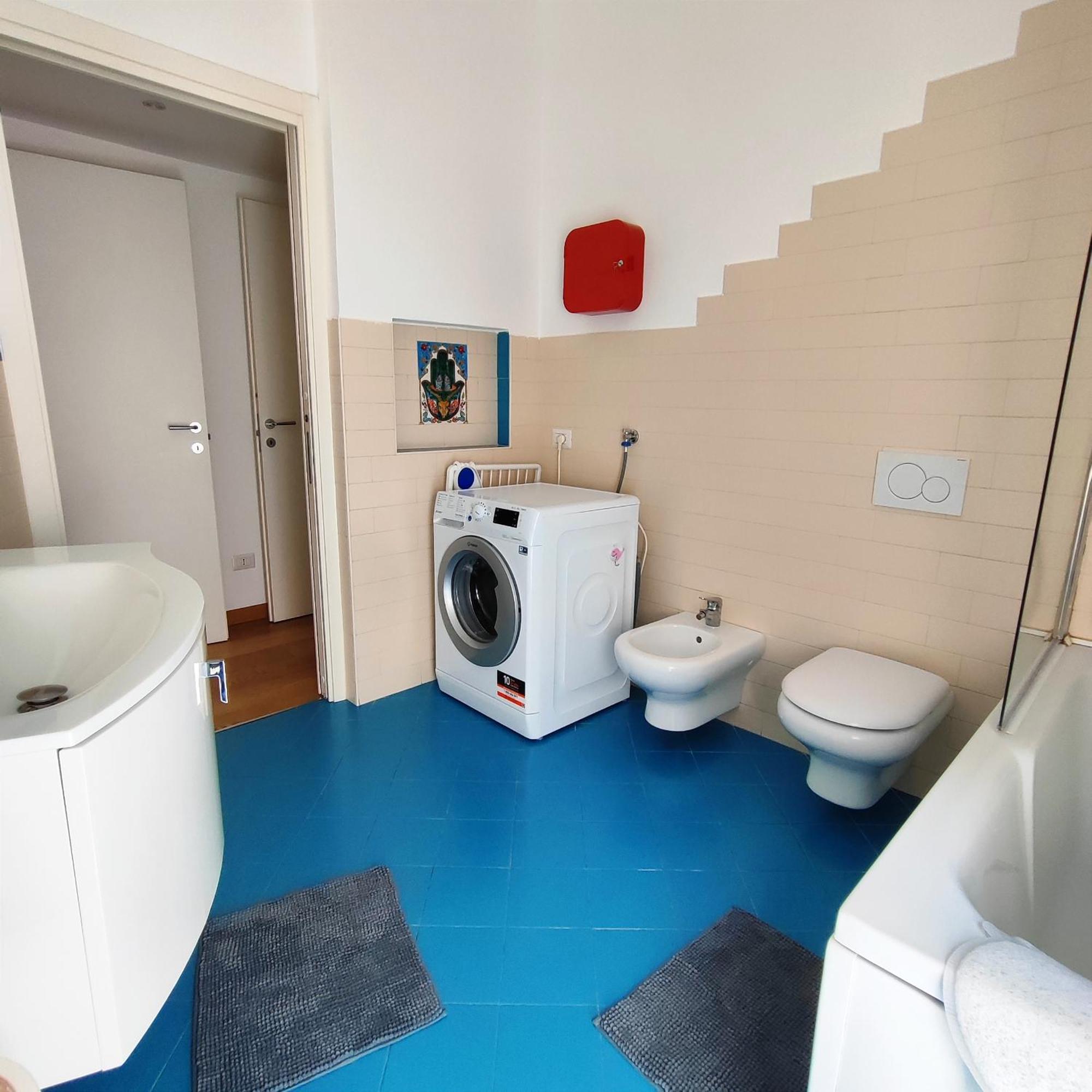 Hub 21052 Milan,lakes,mxp,a8,train Station * Busto Arsizio
