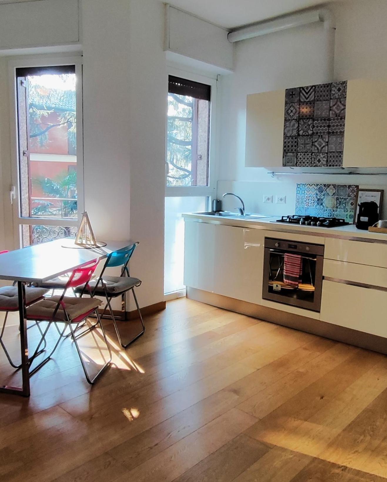 Hub 21052 Milan,lakes,mxp,a8,train Station Busto Arsizio