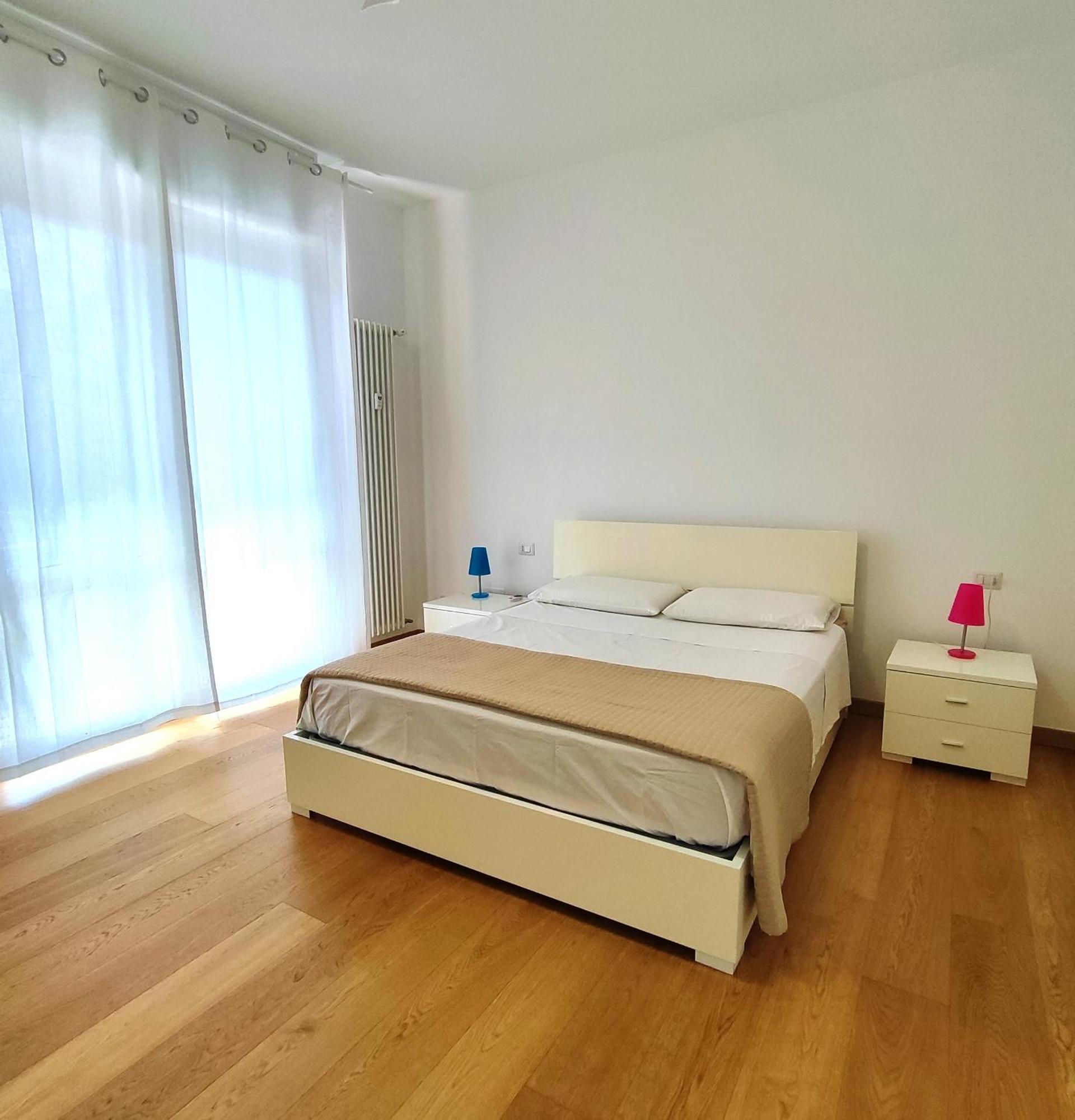 Hub 21052 Milan,lakes,mxp,a8,train Station *