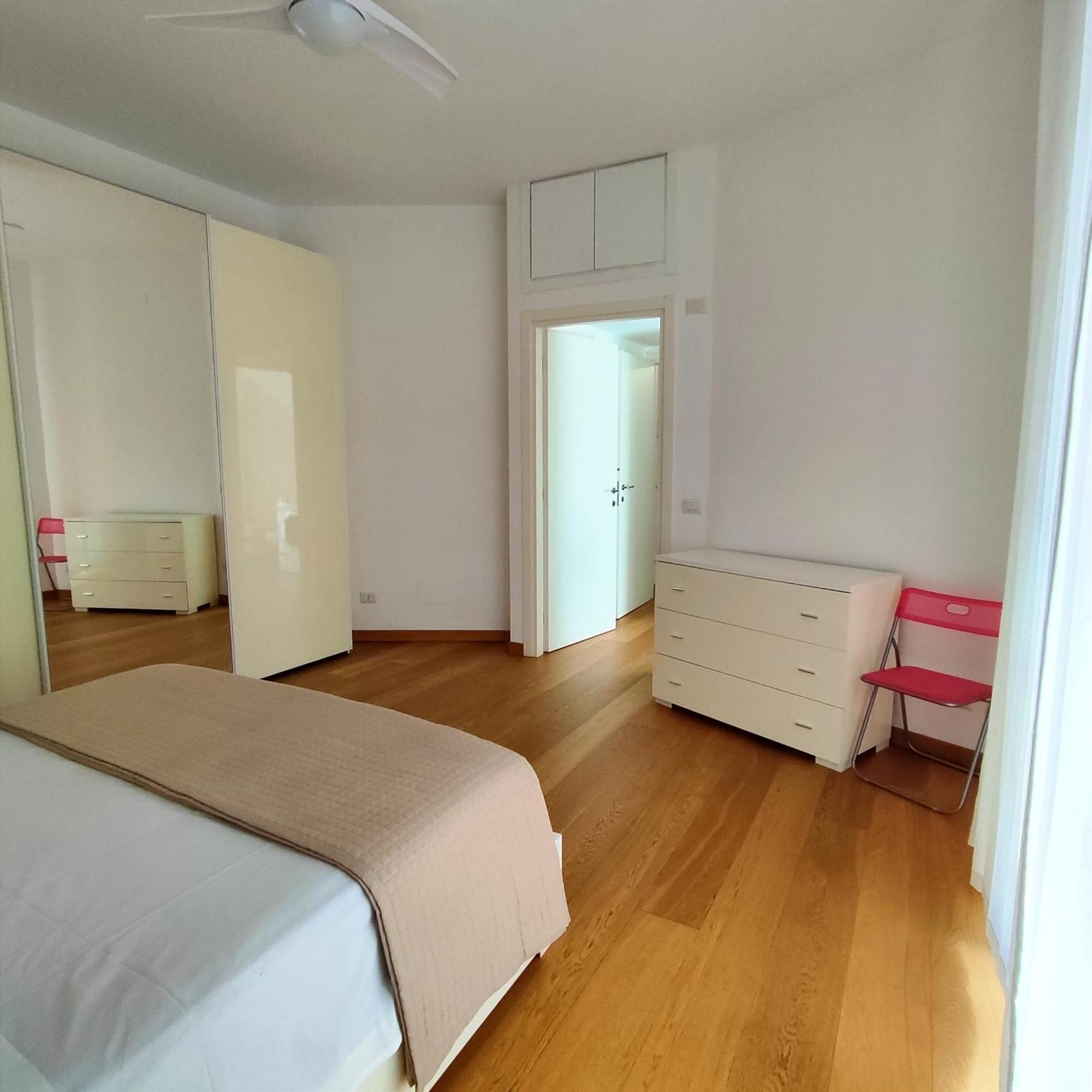 Hub 21052 Milan,lakes,mxp,a8,train Station * Busto Arsizio